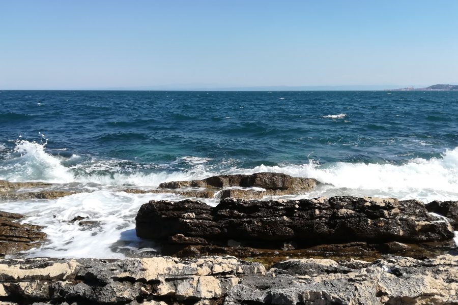 Ivana, študentka GIK-M, pošilja valovite pozdrave iz Savudrije s pogledom na Piran.