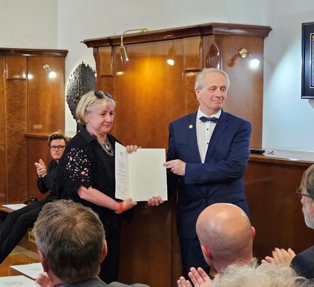 Prof. dr. Alenka Pavko Čuden – finalistka nacionalnega izbora »Prometej znanosti za odličnost v komuniciranju« za leto 2022.

Častno listino je prejela za učinkovito, ustvarjalno in vzgledno komuniciranje znanosti ter popularizacijo tekstilne stroke, saj njena obsežna bibliografija zajema poleg številnih znanstvenih in strokovnih publikacij tudi 166 poljudnih člankov, v katerih predvsem mlajšim bralcem na poljuden in kreativen način predstavlja tekstilne materiale in tehnike. Priznanje podeljuje Slovenska Znanstvena fundacija (SZF).

#ntf #otgo #ktoi #prometejznanosti #SZF #tekstilstvo @ulntf