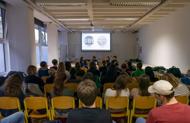 Bienale Brumen je dveletni pregled najkakovostnejše slovenske produkcije vidnih sporočil. Sestavljen je iz več dogodkov, osrednji med njimi so mednarodna konferenca, pregledna razstava uvrščenih del ter podelitev nagrad Brumen.
💬 Na NTF smo izvedli pogovor z Gregorjem Makovcem (Studio Kruh) ter Anjo Delbello in Aljažem Veselom (Studio AA), ki ga je vodila Mina Arko (članica upravnega odbora Fundacije Brumen). V pogovoru smo izvedeli kako jim je nagrada ter razstava njihovih del pomagala pri večjem zaupanju naročnikov.

#grafika #oblikovanje @ulntf