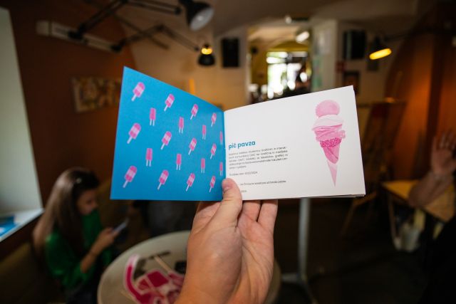 [Razstava]

Pri predmetu Medijske vizualizacije so študenti 3. letnikov Grafičnih in interaktivnih komunikacij ter Grafične in medijske tehnike ustvarili rešitve, s katerimi so se odzvali na brif dveh naročnikov.

Pri prvem projektu smo sodelovali s Prostovoljnim gasilskim društvom Ljubljana – Vič, za katerega smo oblikovali koledarje za letno nabirko. Pri projektu so sodelovali tudi mentorji iz agencije Pristop. Pri drugem projektu pa smo snovali celostne vizualne rešitve za promocijo študentske modne revije Katedre za oblikovanje tekstilij in oblačil Naravoslovnotehniške fakultete. Semester smo zaključili z dogodkom, na katerem so bile predstavljene celostne podobe vseh skupin.

Vabljeni k ogledi galerije izdelkov: https://www.ntf.uni-lj.si/igt/news/pic-pavza/

Izdelki so nastali pod mentorstvom doc. dr. Jureta Ahtika in asist. Veronike Štampfl.

#grafika #oblikovanje #oglasevanje #modnarevija #koledar #gasilci @ulntf