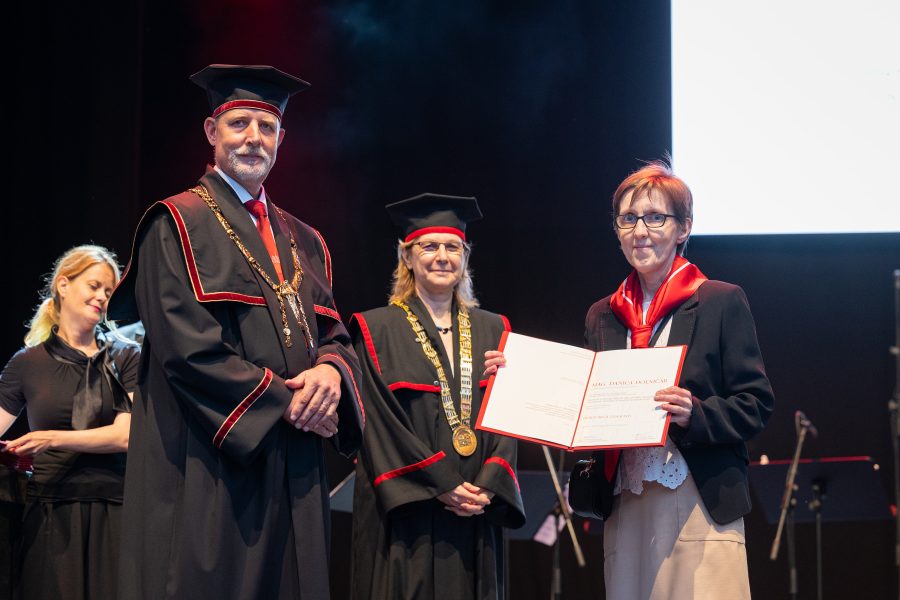 Ljubljana, Kongresni trg.
Slovesnost s podelitvijo priznanj za pomembna umetniska dela in drugi del promocije doktoric in doktorjev znanost.