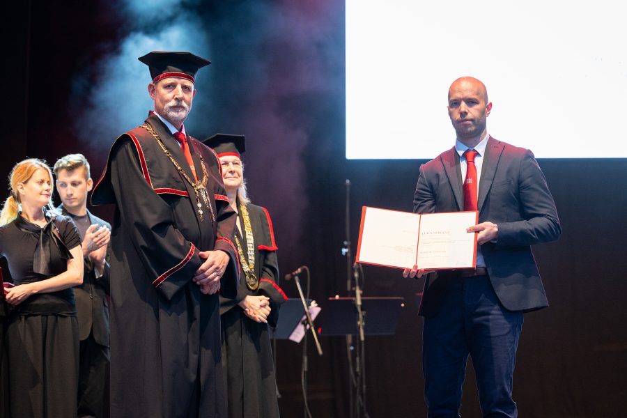 Ljubljana, Kongresni trg.
Slovesnost s podelitvijo priznanj za pomembna umetniska dela in drugi del promocije doktoric in doktorjev znanost.