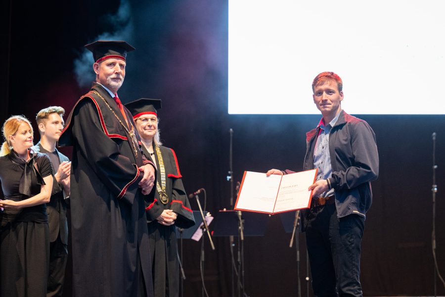 Ljubljana, Kongresni trg.
Slovesnost s podelitvijo priznanj za pomembna umetniska dela in drugi del promocije doktoric in doktorjev znanost.