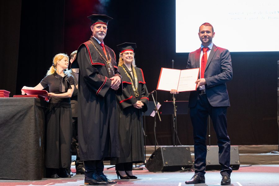 Ljubljana, Kongresni trg.
Slovesnost s podelitvijo priznanj za pomembna umetniska dela in drugi del promocije doktoric in doktorjev znanost.