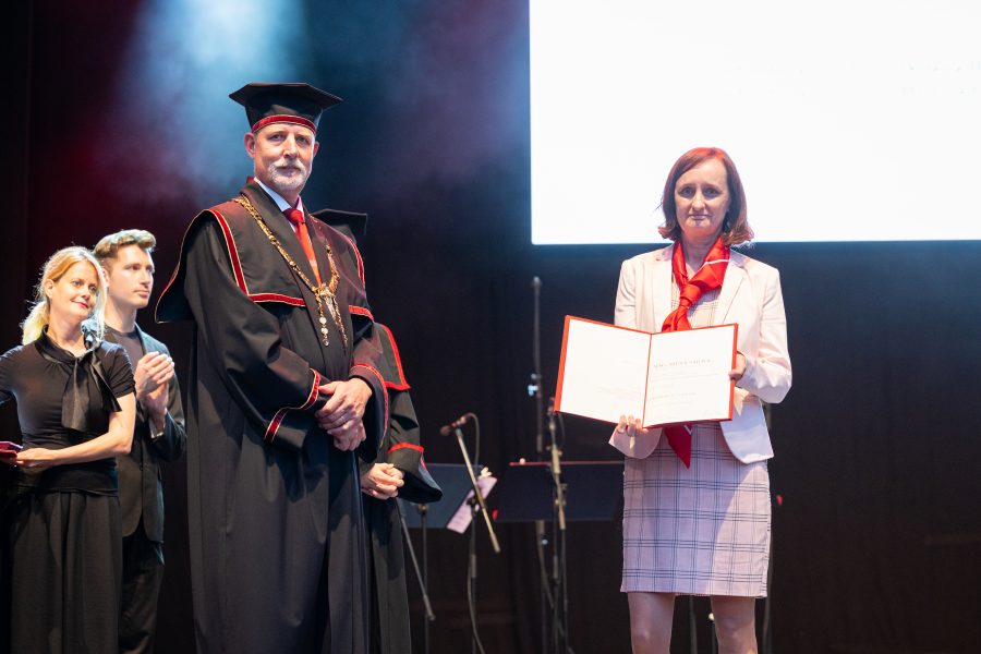 Ljubljana, Kongresni trg.
Slovesnost s podelitvijo priznanj za pomembna umetniska dela in drugi del promocije doktoric in doktorjev znanost.