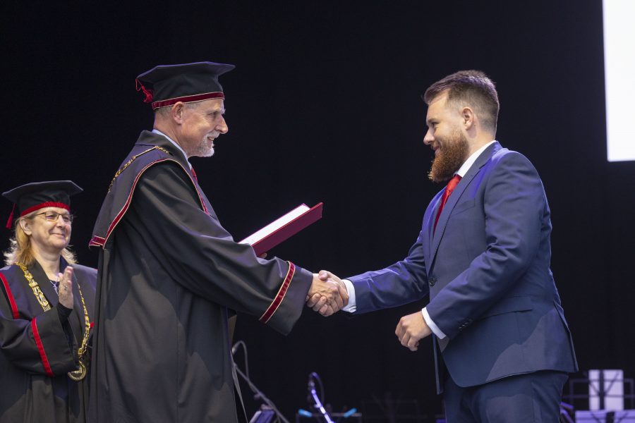 Ljubljana, pred Univerzo v Ljubljani.
Slovesnost ob javni promociji doktoric in doktorjev znanosti Univerze v Ljubljani.