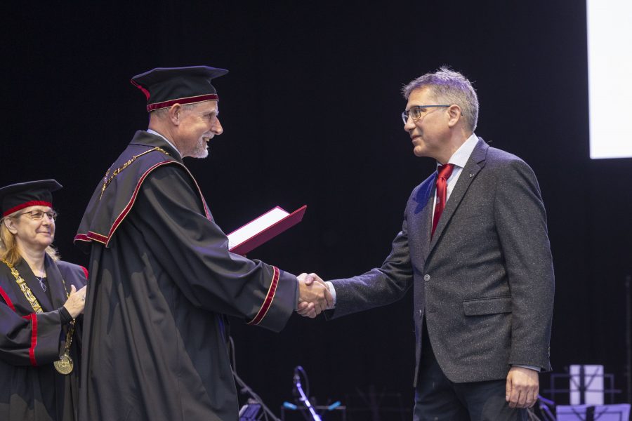 Ljubljana, pred Univerzo v Ljubljani.
Slovesnost ob javni promociji doktoric in doktorjev znanosti Univerze v Ljubljani.