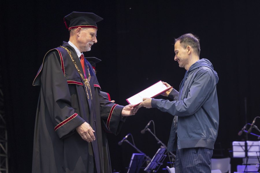 Ljubljana, pred Univerzo v Ljubljani.
Slovesnost ob javni promociji doktoric in doktorjev znanosti Univerze v Ljubljani.