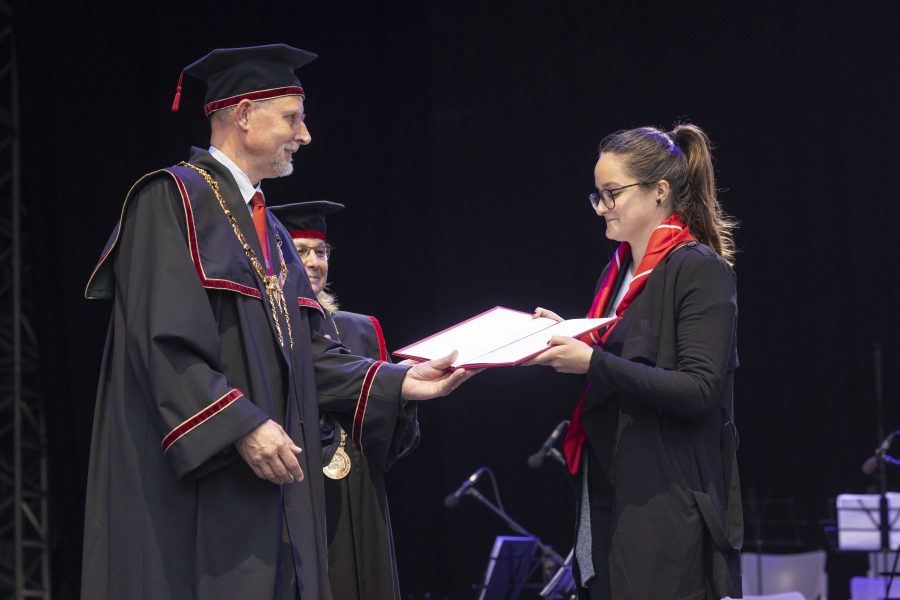 Ljubljana, pred Univerzo v Ljubljani.
Slovesnost ob javni promociji doktoric in doktorjev znanosti Univerze v Ljubljani.