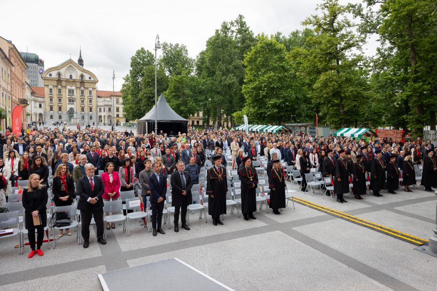 #6*36$ {DR} Ljubljana, pred Univerzo v Ljubljani.~Slovesnost ob javni promociji doktoric in doktorjev znanosti Univerze v Ljubljani.~Foto: Bor Slana/STA