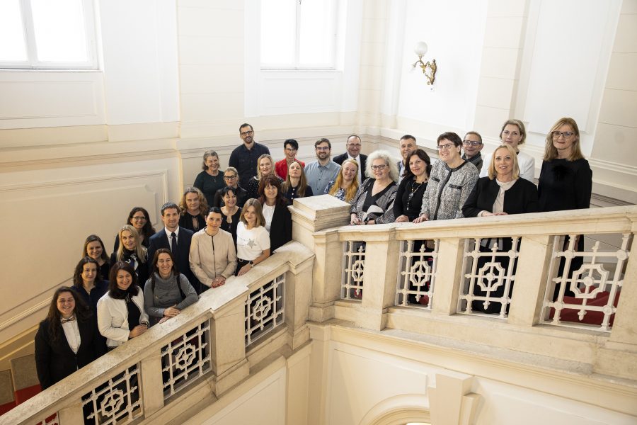 2* 11.00 v okviru Tedna Univerze v Ljubljani podelitev priznanj strokovnim sodelavkam in sodelavcem; zbornična dvorana rektorata, Kongresni trg 12, LJUBLJANA